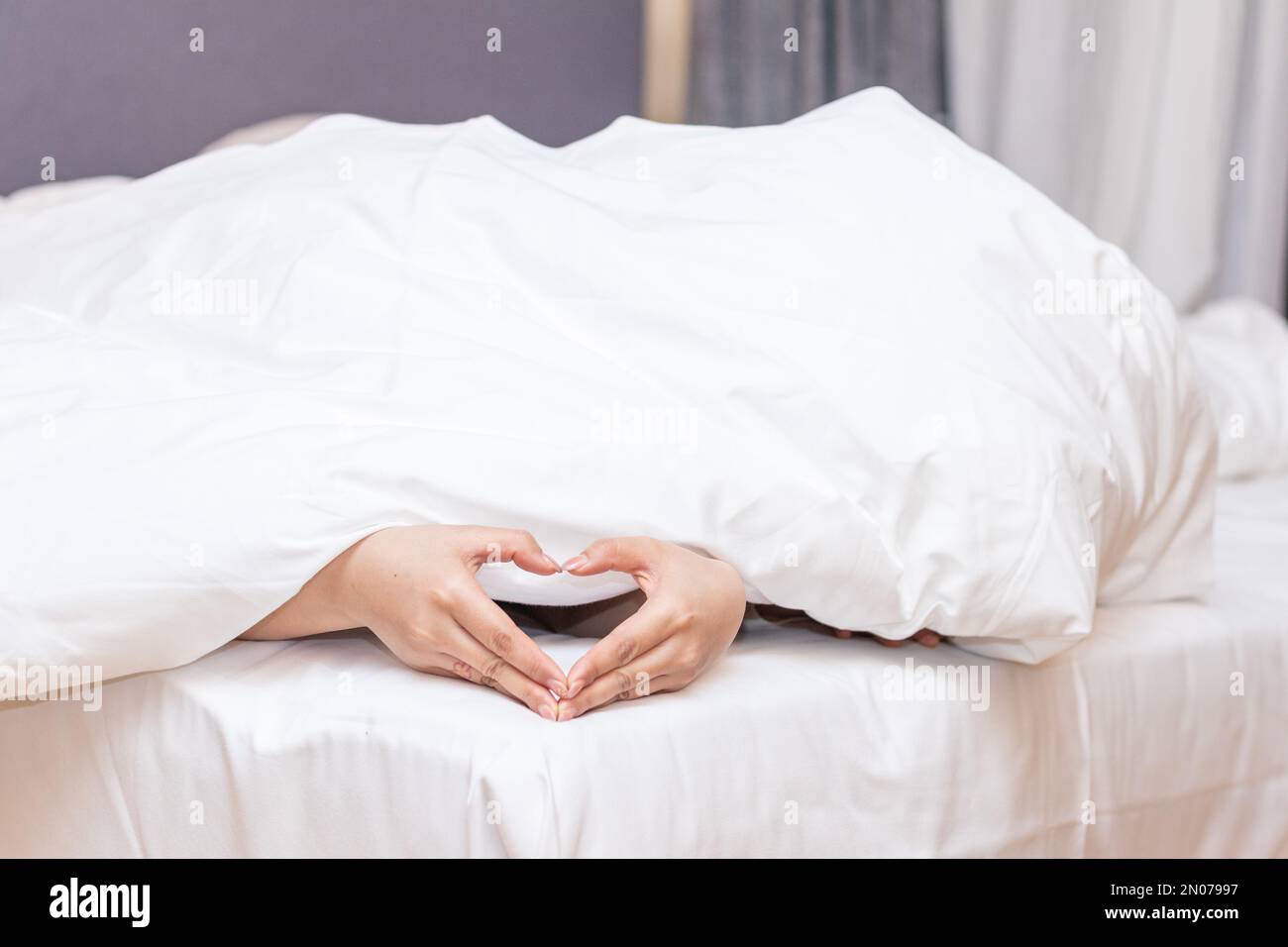 Halte die Decke aus als eine Herzgeste Stockfoto