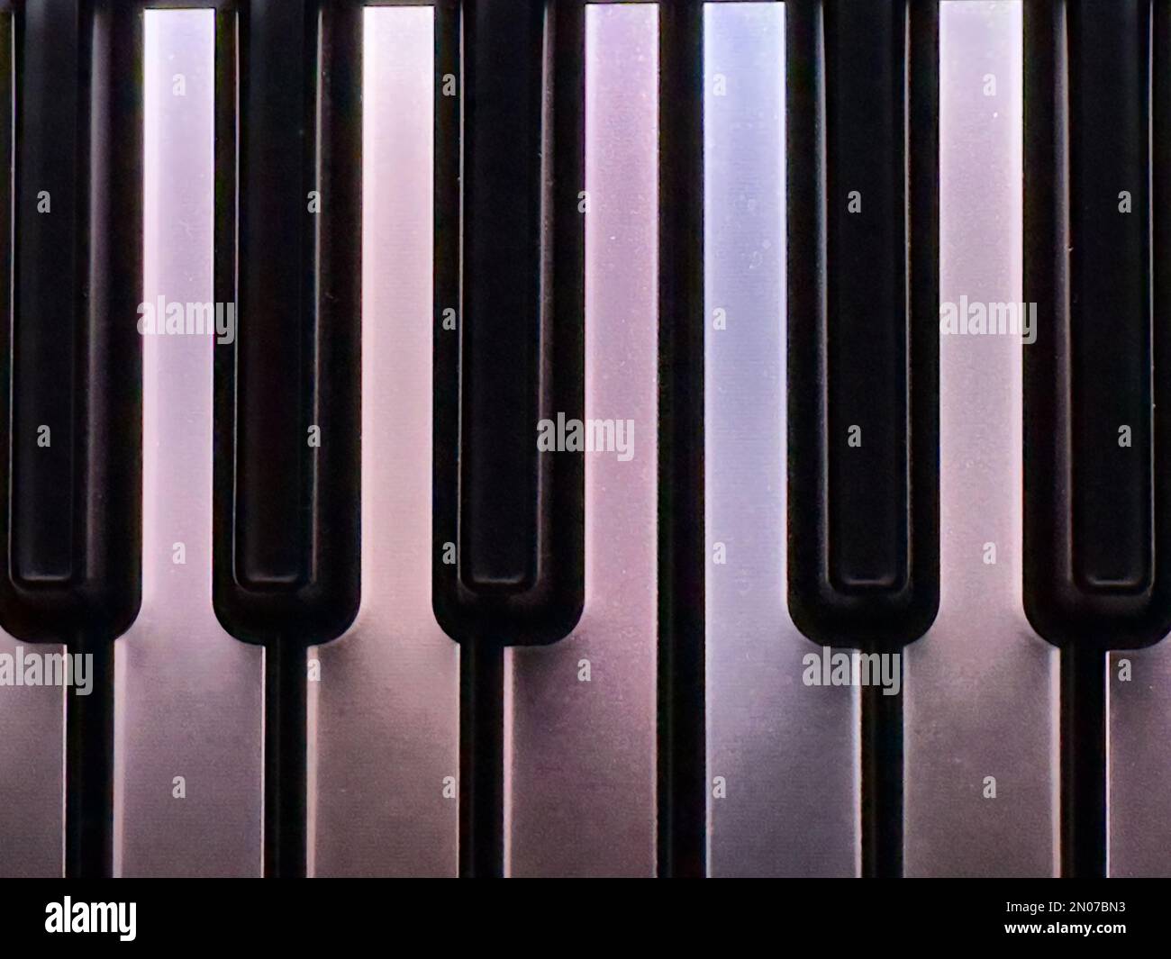 Ein Detail einer farbenfrohen, beleuchteten Computermusik, MIDI-Tastatur Stockfoto
