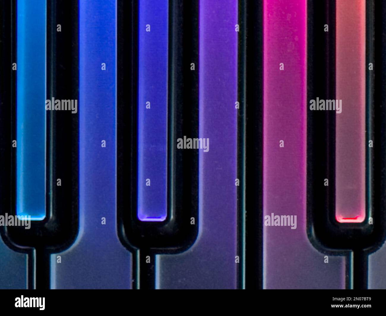 Ein Detail einer farbenfrohen, beleuchteten Computermusik, MIDI-Tastatur Stockfoto