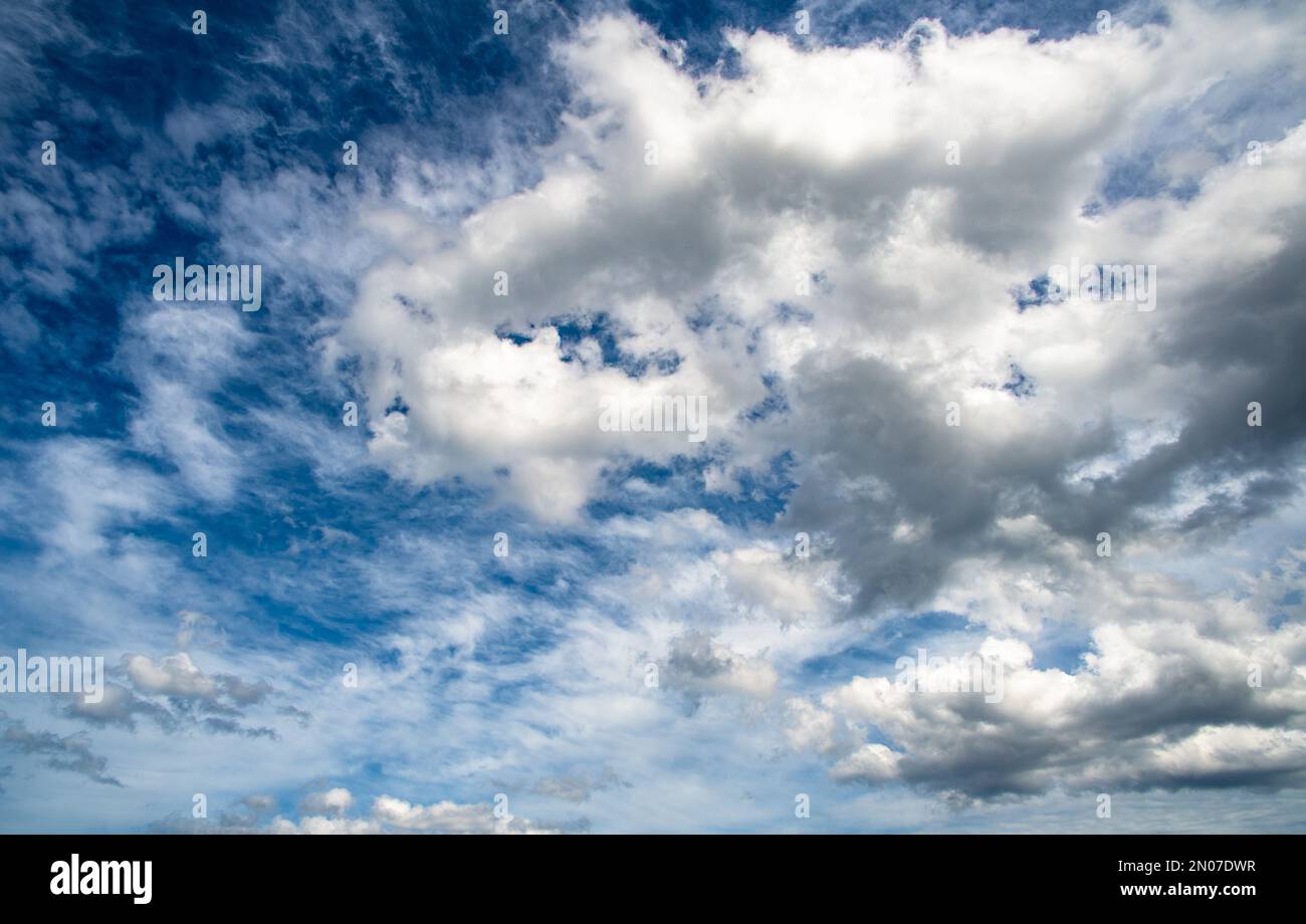 Sehr detaillierter blauer wolkig Himmel Hintergrund Stockfoto