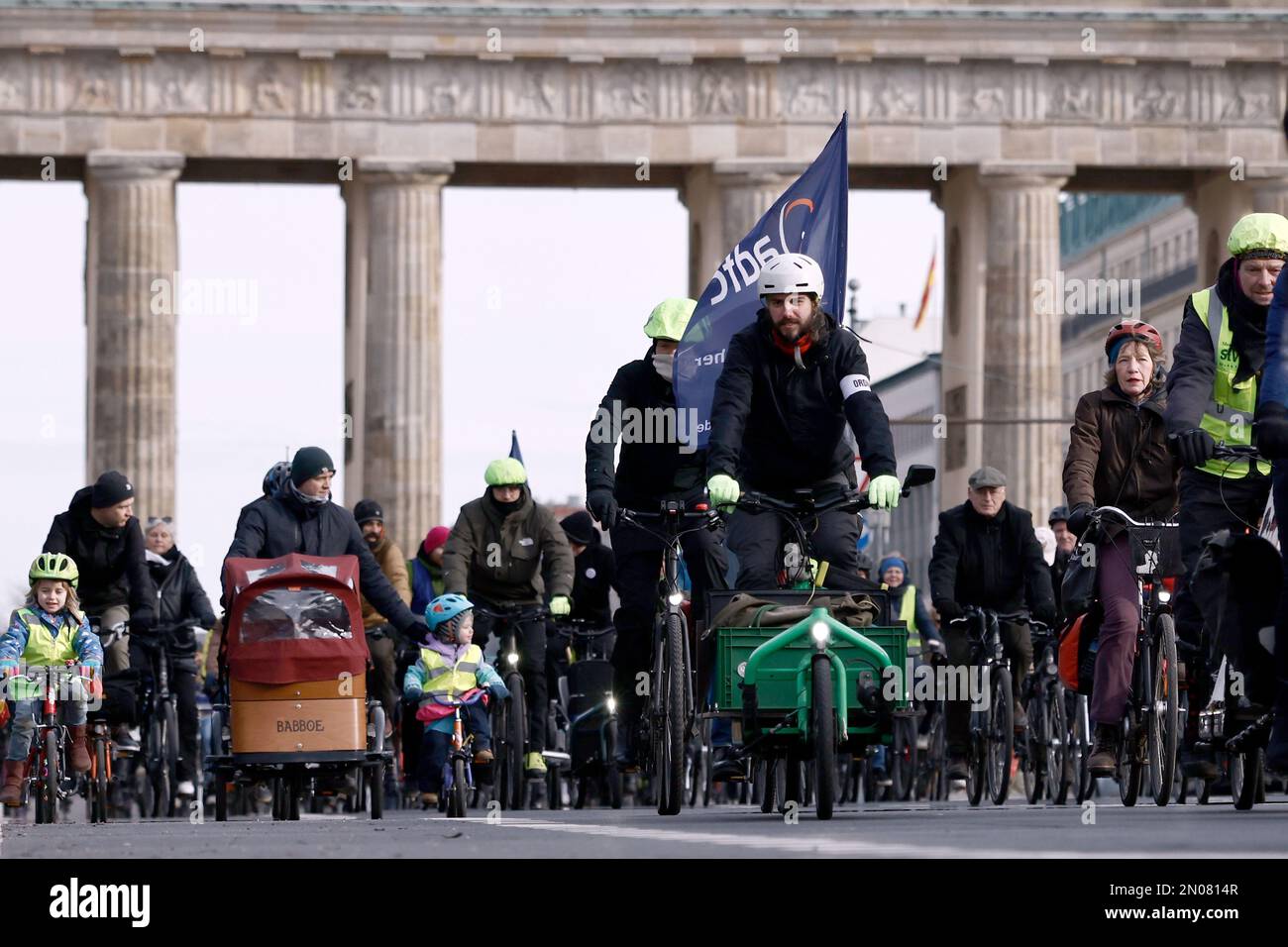 Berlin, Deutschland. 05. Februar 2023. Teilnehmer an einer Fahrradrenndemonstration der Initiative Changing Cities auf der Straße des 17. Juni nahe dem Brandenburger Tor. Kredit: Carsten Koall/dpa/Alamy Live News Stockfoto