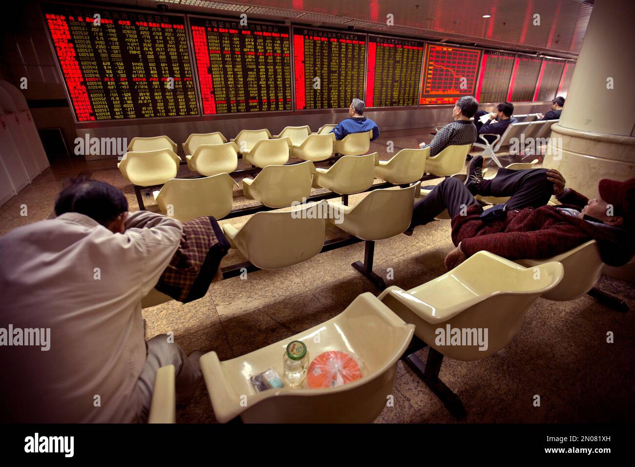 Chinese investors monitor stock prices on an electronic display in a brokerage house in Beijing, Thursday, Feb. 25, 2016. Asian shares were mixed Thursday after an overnight reversal from losses on Wall Street, thanks in part to a pickup in the price of crude oil. (AP Photo/Mark Schiefelbein) Stockfoto