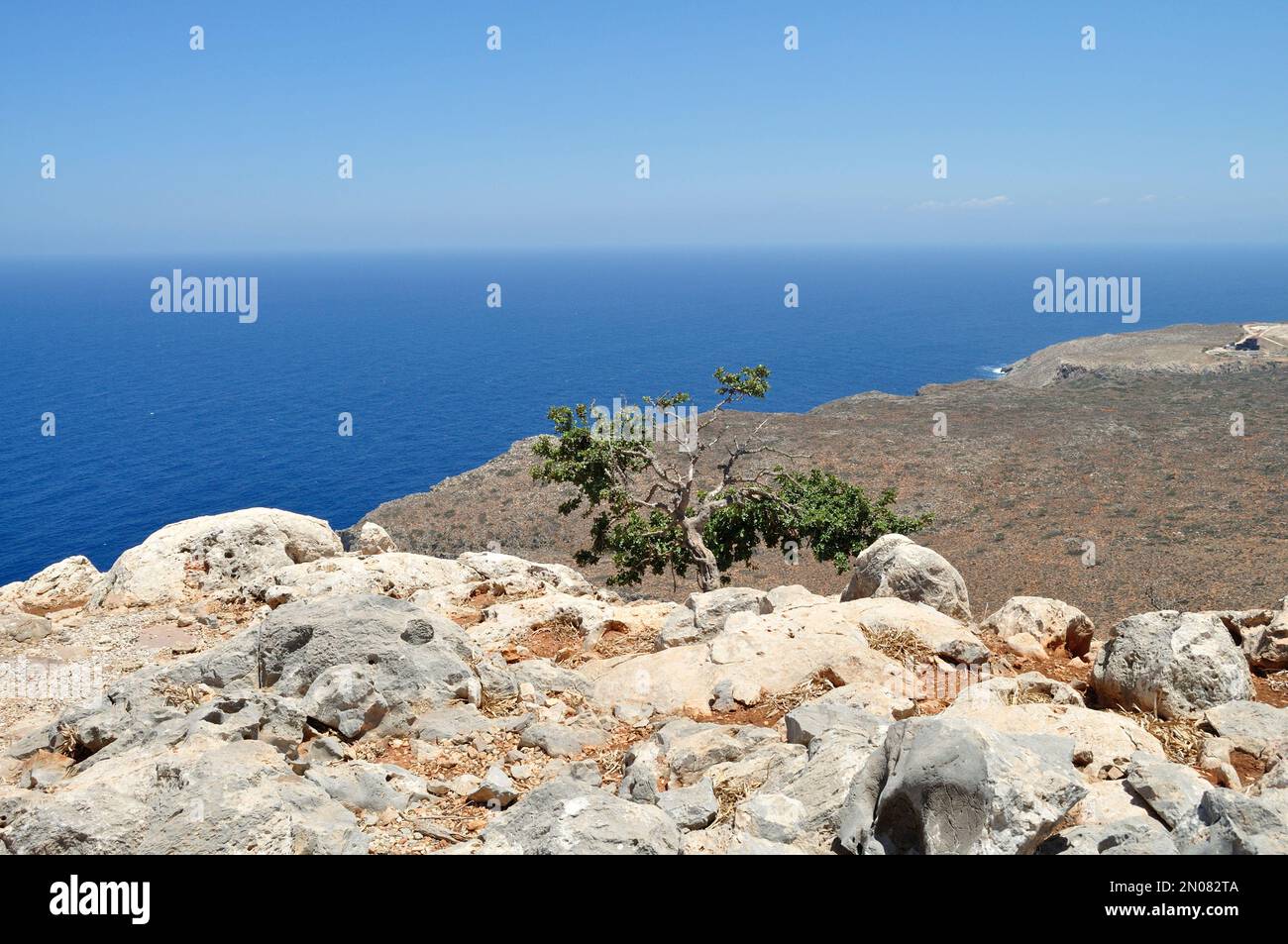 Blick auf das Mittelmeer von der Spitze der felsigen Klippen - Insel Kreta, Griechenland. Stockfoto
