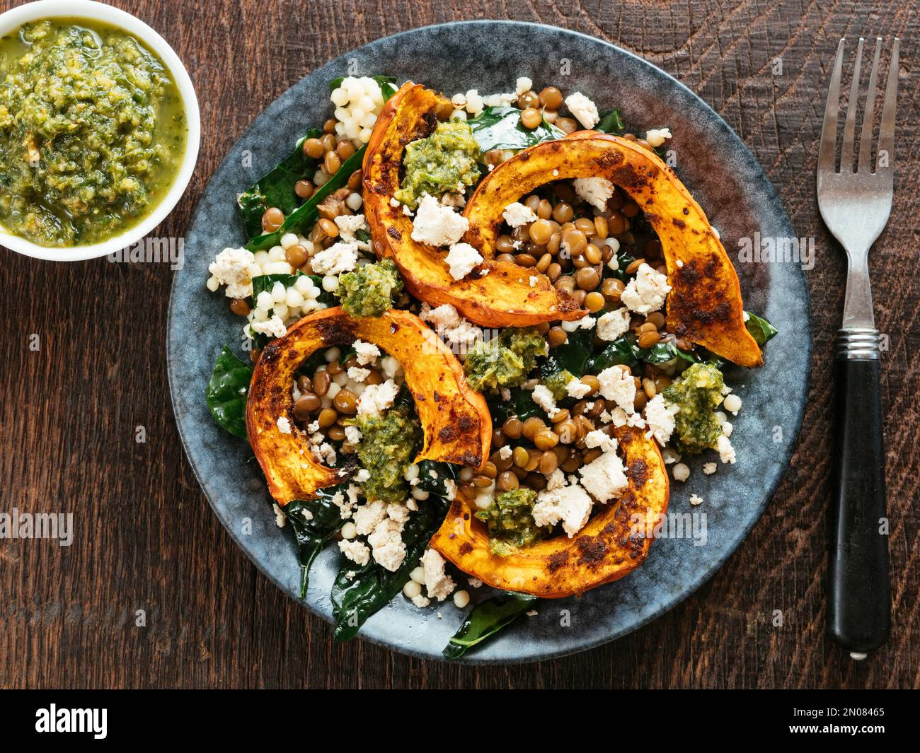 Gerösteter Kürbis auf Couscous und Linsen mit Grünkohl und hausgemachter veganer Feta Stockfoto