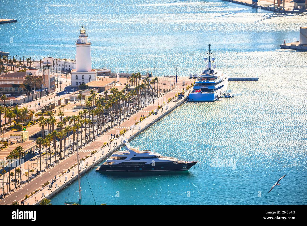 Malaga Yachthafen und Leuchtturm aus der Vogelperspektive, Region Andalusien in Spanien Stockfoto