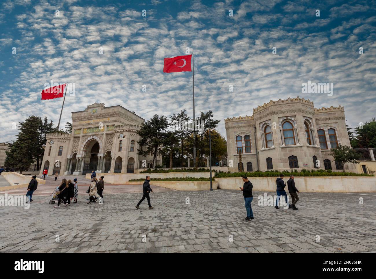 Istanbul, Türkei - 3. Dezember 2022 : Haupteingang der Universität Istanbul und Blick auf den Beyazit-Platz im Istanbul. Die Universität Istanbul ist ein großer Meister Stockfoto