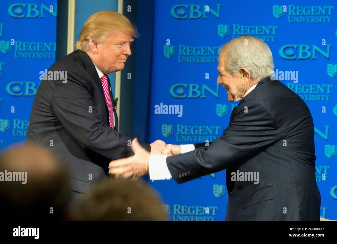 Republican presidential candidate Donald Trump shakes hands with Rev. Pat Robertson during an appearance at Regent University in Virginia Beach, Va., Wednesday, Feb. 24, 2016. (AP Photo/Steve Helber) Stockfoto