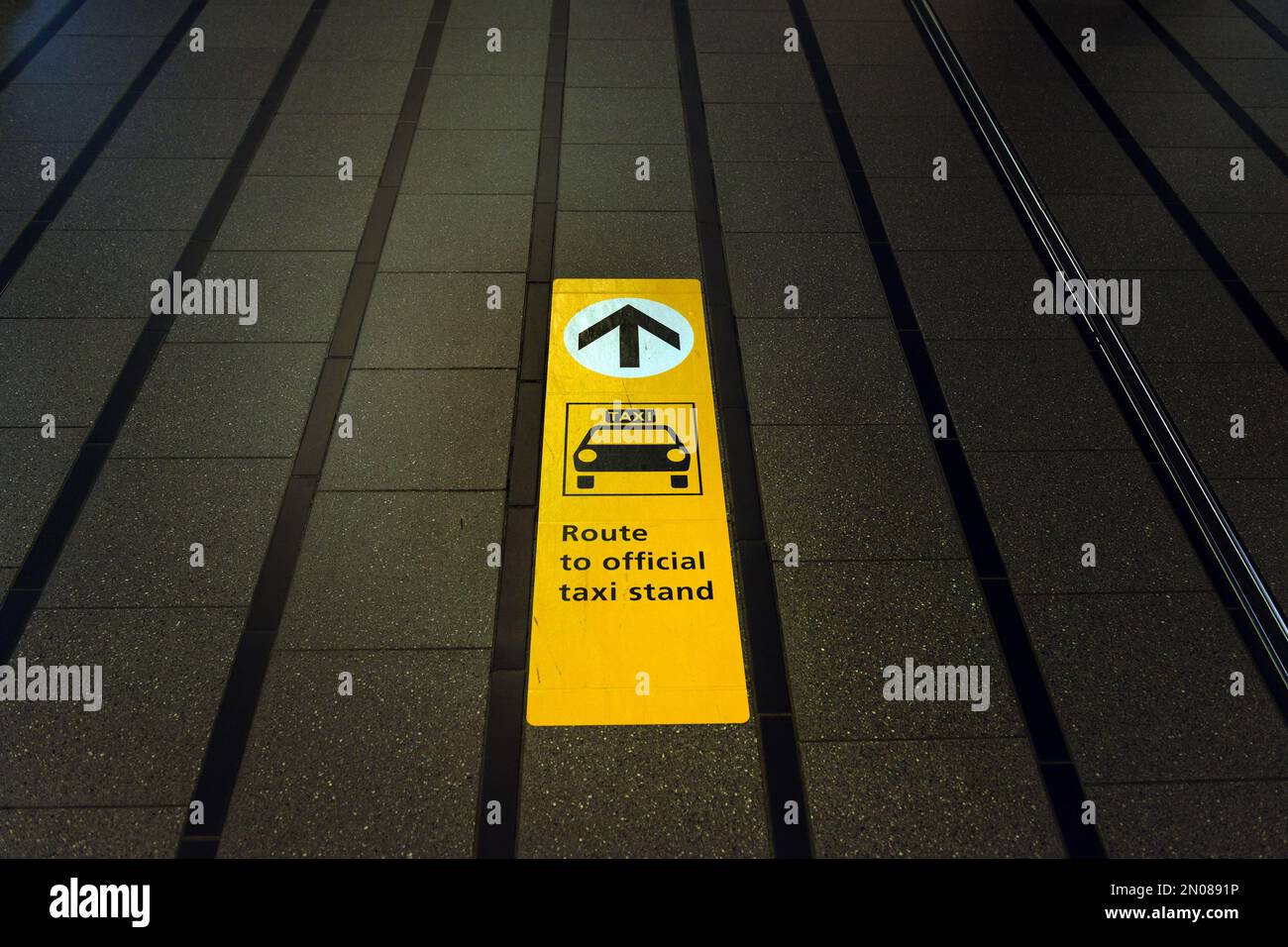 Wegbeschreibung zum offiziellen Taxistand auf dem Gehweg des internationalen Flughafens Schiphol, Niederlande Stockfoto