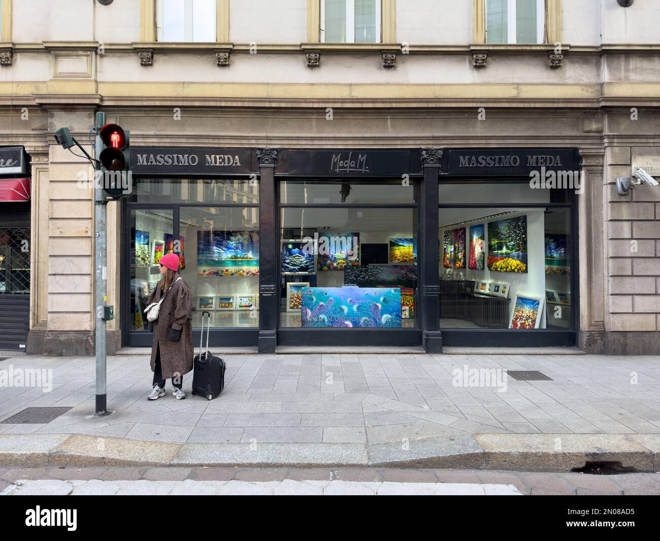 Ein Mädchen steht an den Ampeln im schicken und künstlerischen Brera-Viertel, mit einer wunderschönen Kunstgalerie, hinter ihr, Mailand, Italien Stockfoto