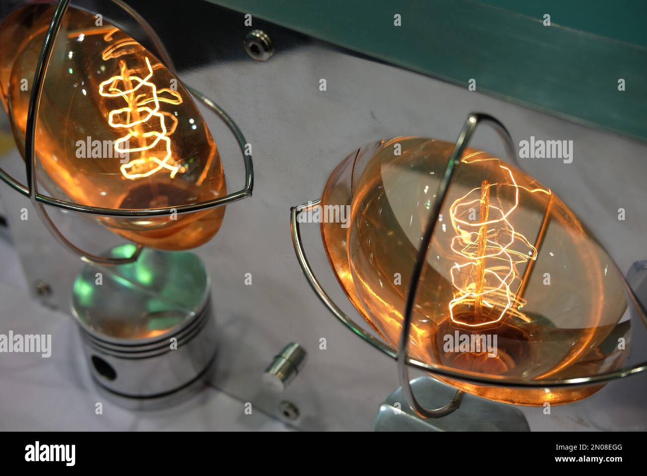 Zwei klassische Wolframlampen auf dem Tisch Stockfoto