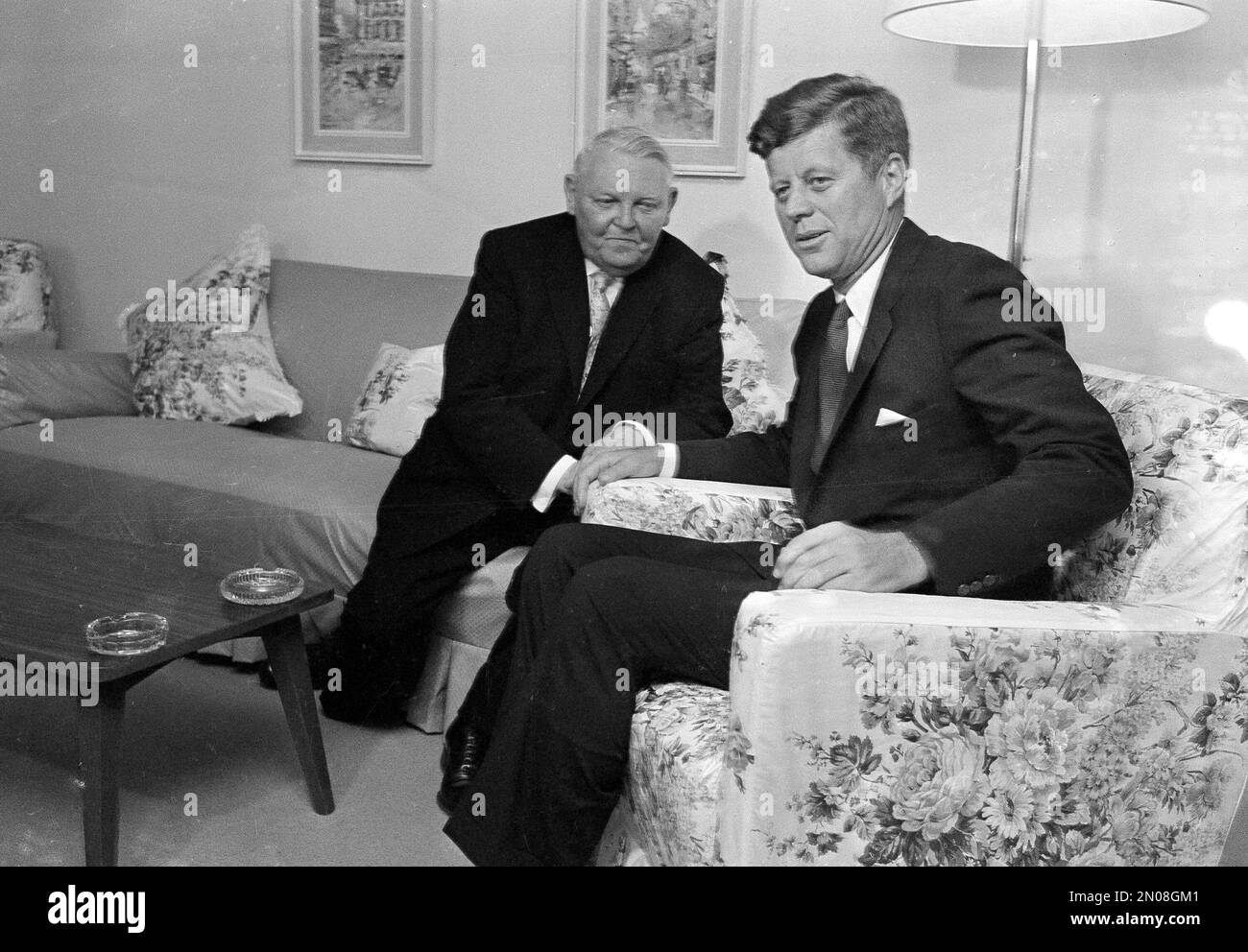 President John F. Kennedy has a private meeting with West German economics minister Ludwig Erhard, in the Steuben Hotel in Wiesbaden, Germany, June 25, 1963. (AP Photo) Stockfoto