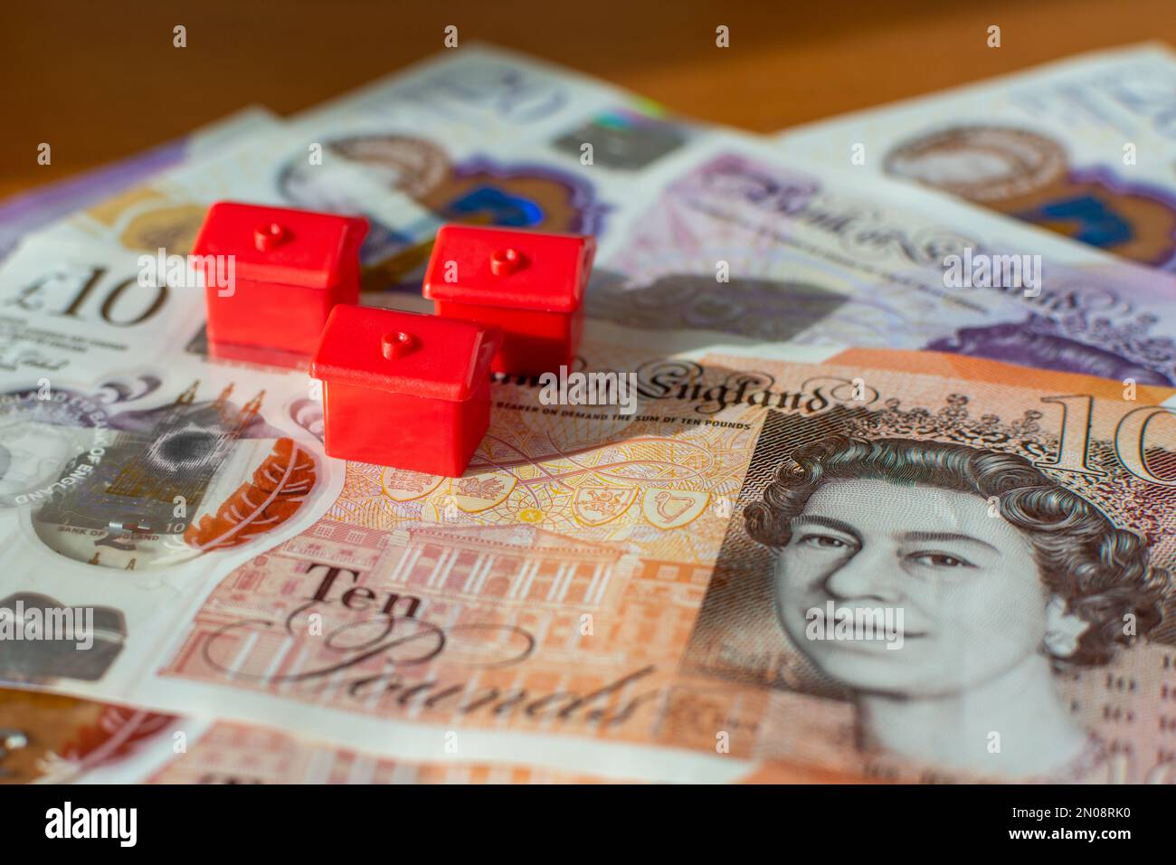 Häuser auf britischer Währung, ein Konzept für Immobilienpreise und Hypotheken. Stockfoto