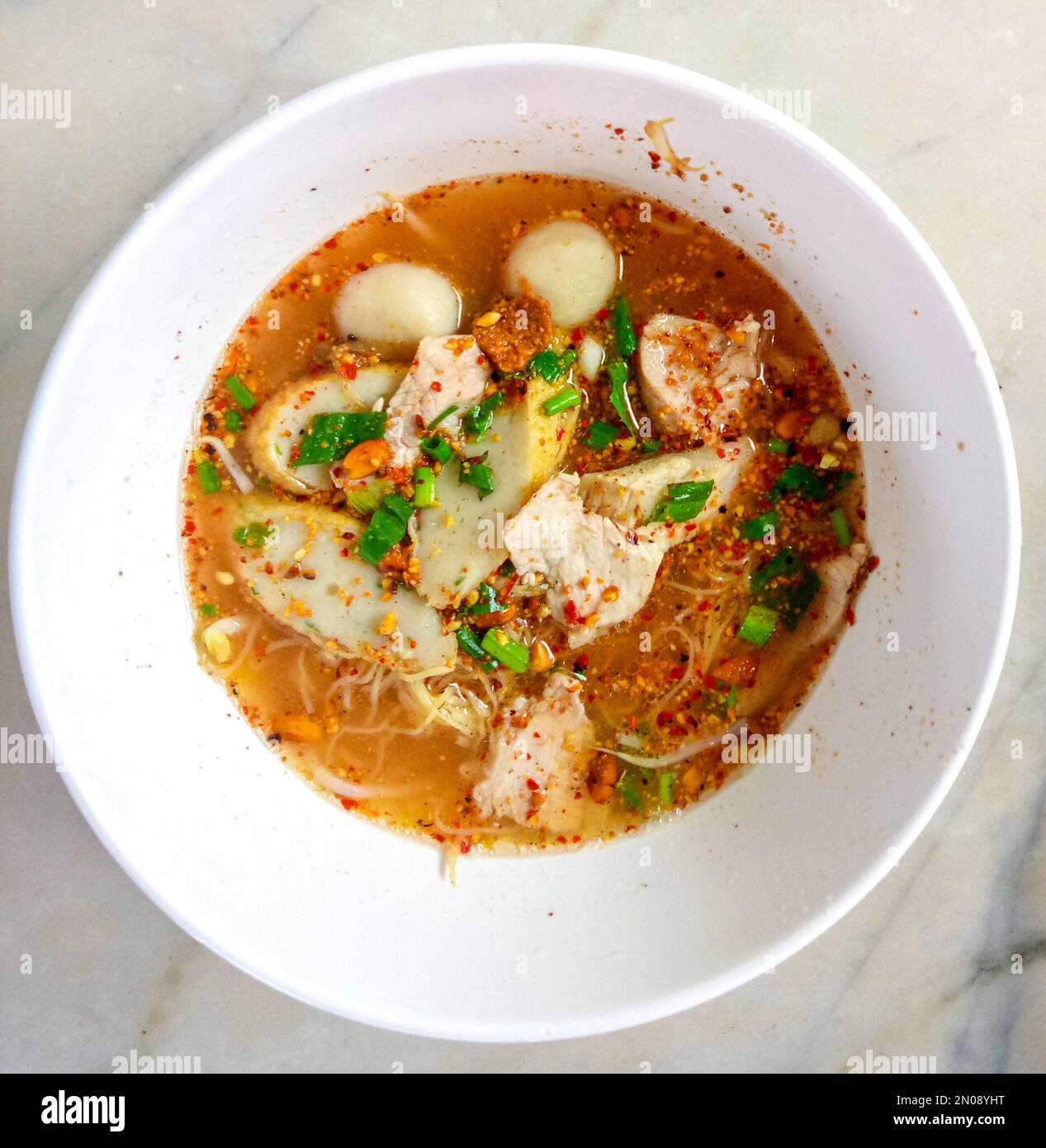 Thailändische Tom Yum Noodles mit scharfer Suppe aus Hackfleisch und ...