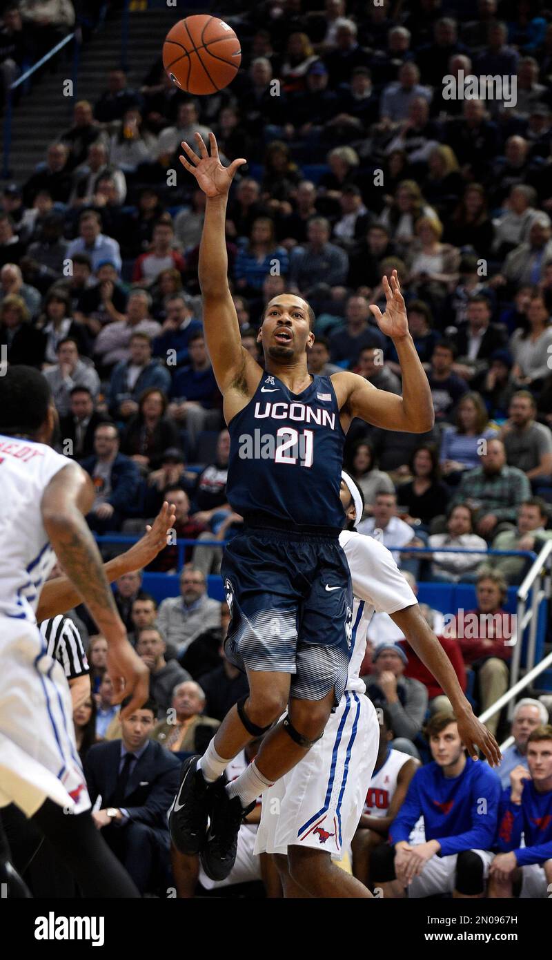 Connecticut's Omar Calhoun (21) drives past SMU's Sterling Brown, rear, during the first half of an NCAA college basketball game in Hartford, Conn., on Thursday, Feb. 18, 2016. (AP Photo/Fred Beckham) Stockfoto