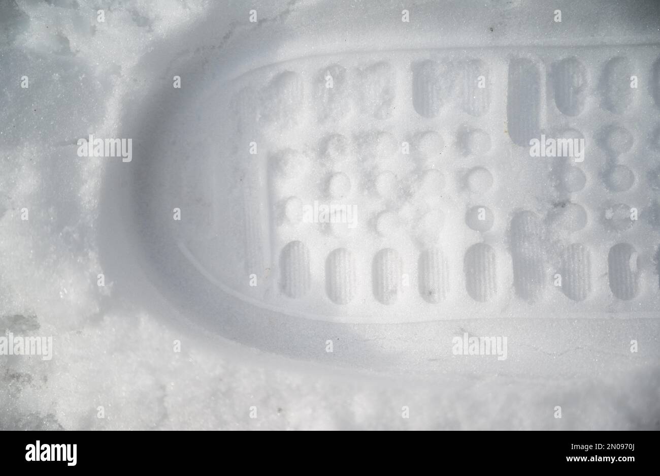 Schritte im Schnee. Menschliche Fußspuren im Schnee. Winterpfad und Tracking-Konzept. Menschliche Fußspuren im Eis. Menschliche Fußspuren im Winter. Stockfoto