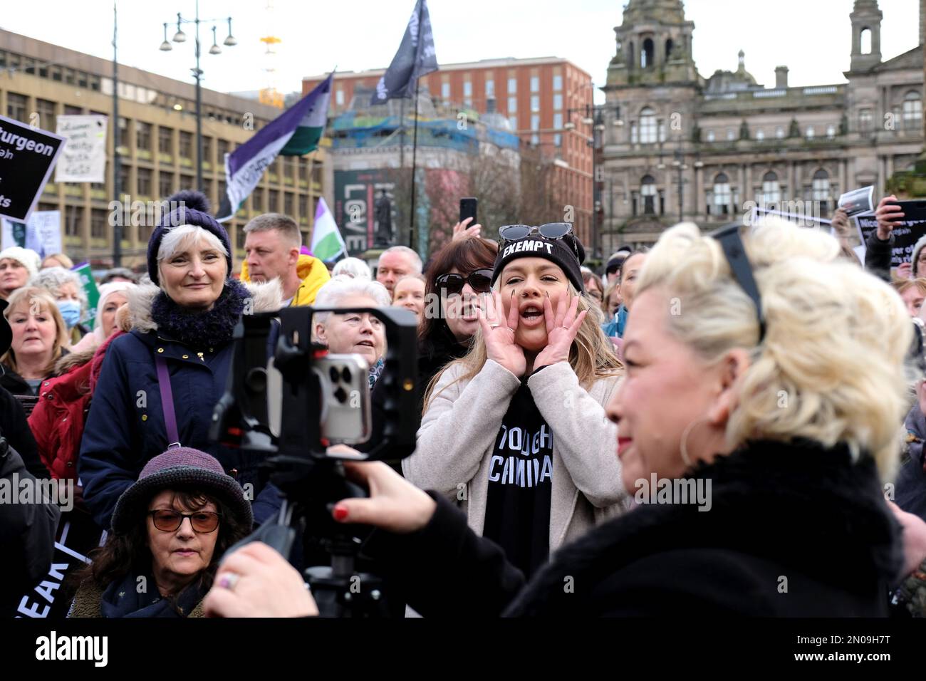 Glasgow, Schottland, Großbritannien. 5. Februar 2023 Die Anti-Transgender-Aktivistin Kellie-Jay Keen, auch bekannt als Posie Parker, spricht die Menge am George Square an, tritt für die Women Rally ein, tritt für die Women's & Girls Rights and Safety ein. Demonstration gegen ein Gesetz, das es Männern erlaubt, Frauen-Toiletten zu benutzen und Männer in Frauengefängnisse zu schicken. Kredit: Craig Brown/Alamy Live News Stockfoto