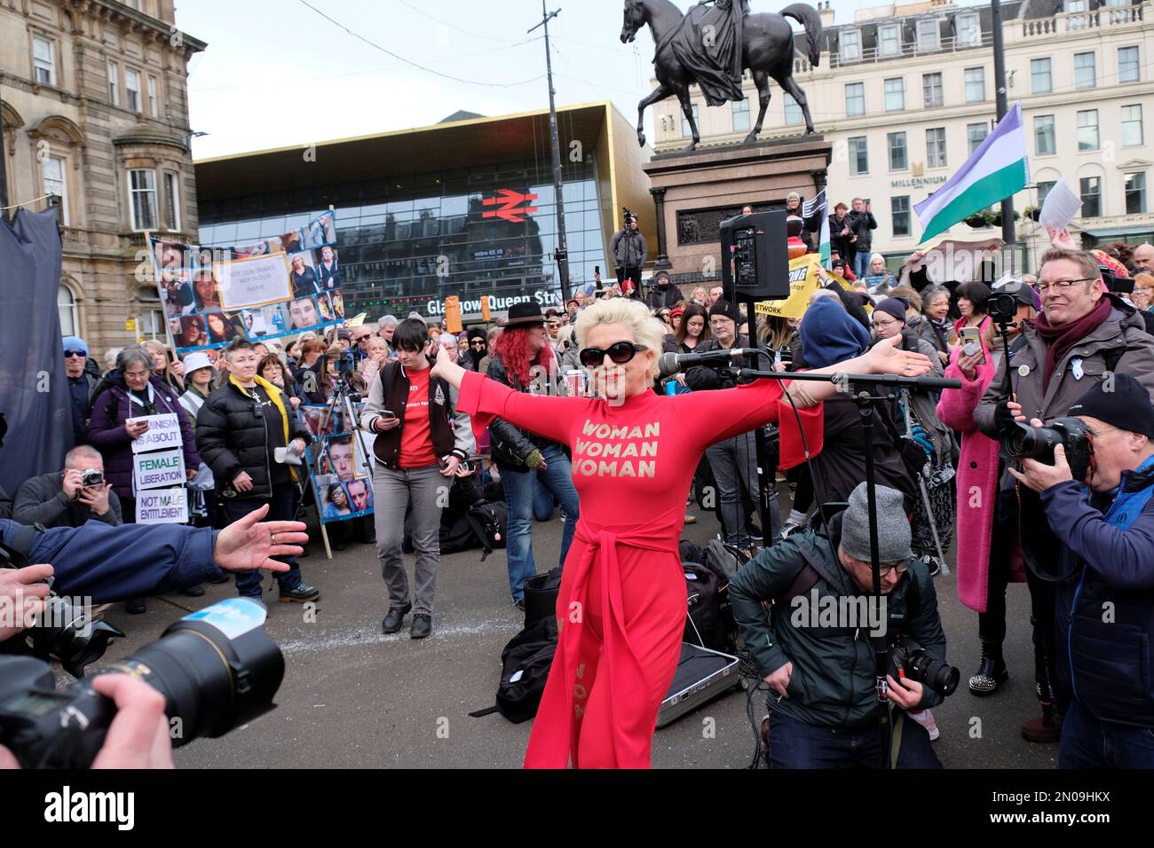Glasgow, Schottland, Großbritannien. 5. Februar 2023 Die Anti-Transgender-Aktivistin Kellie-Jay Keen, auch bekannt als Posie Parker, spricht die Menge am George Square an, tritt für die Women Rally ein, tritt für die Women's & Girls Rights and Safety ein. Demonstration gegen ein Gesetz, das es Männern erlaubt, Frauen-Toiletten zu benutzen und Männer in Frauengefängnisse zu schicken. Kredit: Craig Brown/Alamy Live News Stockfoto