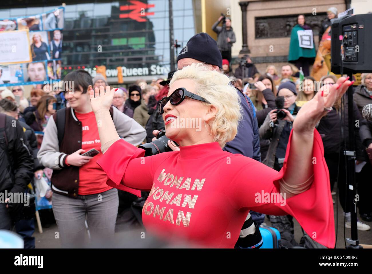 Glasgow, Schottland, Großbritannien. 5. Februar 2023 Die Anti-Transgender-Aktivistin Kellie-Jay Keen, auch bekannt als Posie Parker, spricht die Menge am George Square an, tritt für die Women Rally ein, tritt für die Women's & Girls Rights and Safety ein. Demonstration gegen ein Gesetz, das es Männern erlaubt, Frauen-Toiletten zu benutzen und Männer in Frauengefängnisse zu schicken. Kredit: Craig Brown/Alamy Live News Stockfoto