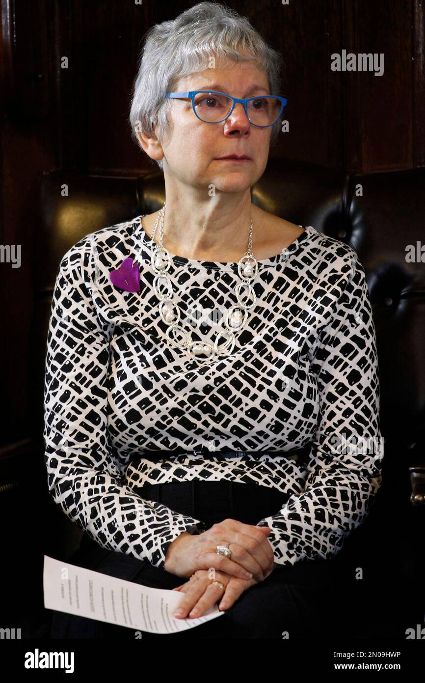 Kayla Epstein, of Anchorage, listens as members of Alaska's legislature memorialize her late husband Rep. Max Gruenberg on Tuesday, Feb. 16, 2016, in Juneau, Alaska. Gruenberg died on Sunday. (AP Photo/Rashah McChesney) Stockfoto