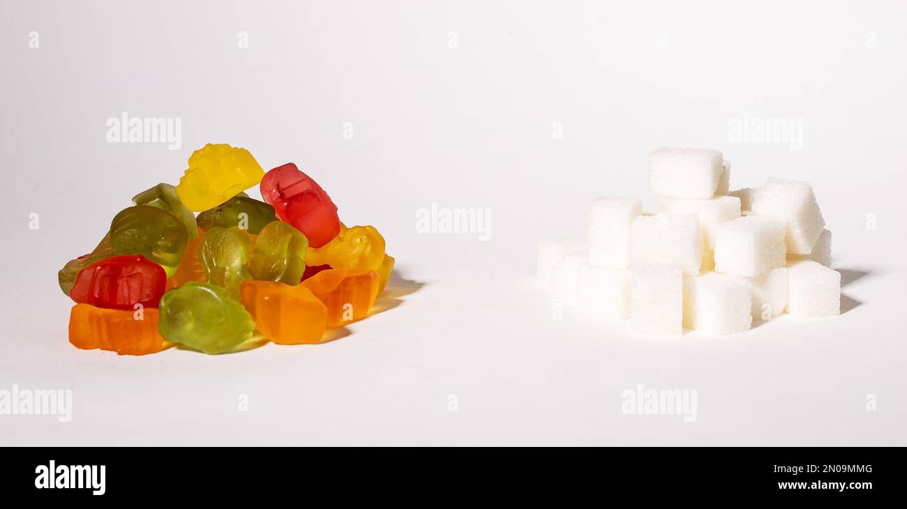 Gummigelee-Bären, kauende Fruchtbonbons und raffinierte süße Zuckerstapel. Konsumprion und sucht. Hochwertiges Foto Stockfoto