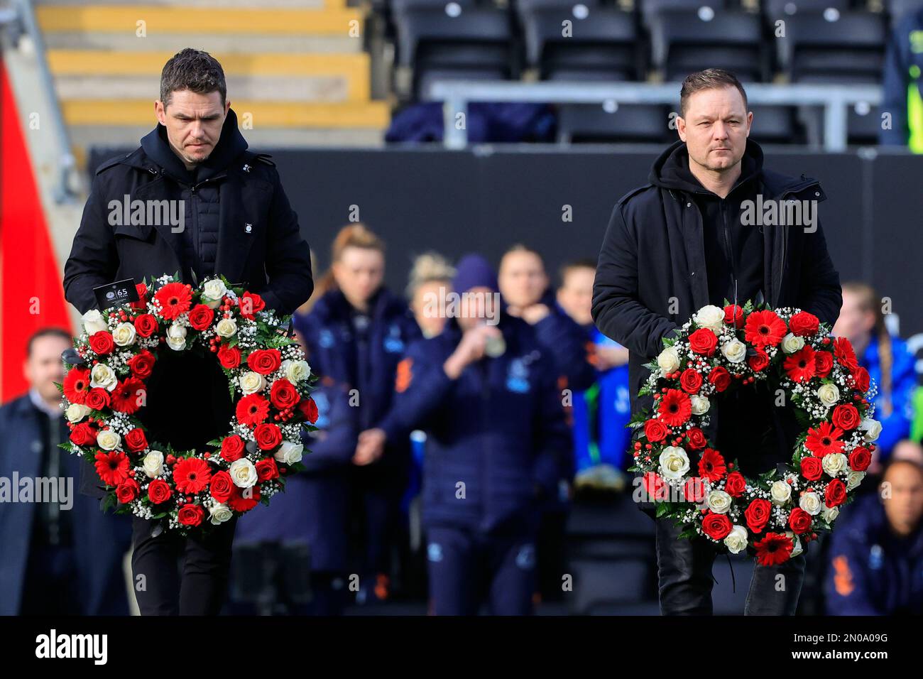 Marc Skinner der Manager der Manchester United Women und Brian Sorensen der Everton Manager tragen Kränze zur Feier des 65.-jährigen Bestehens Münchens vor dem FA-Spiel Manchester United Women vs Everton Women im Leigh Sports Village, Leigh, Großbritannien, 5. Februar 2023 (Foto von Conor Molloy/News Images) Stockfoto