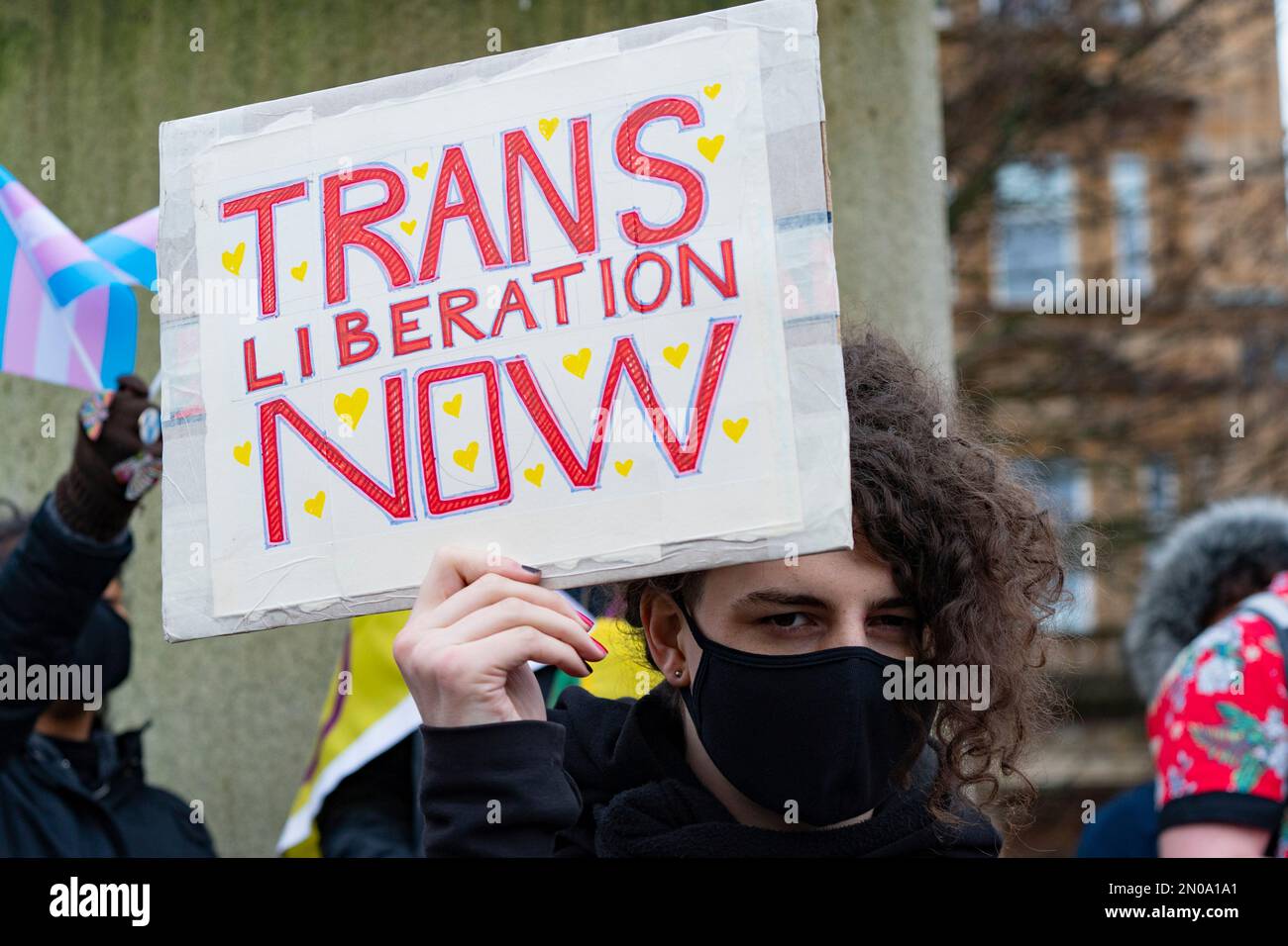 Glasgow, Schottland, Großbritannien. 5. Februar 2023 Protestteilnehmer für transsexuelle Rechte bei einer "Let Women Speak"-Kundgebung, organisiert von der "Stakeholder for Women"-Gruppe in George Square, Glasgow. Die Frauenrechtsbewegung unterstützt die britische Regierung bei der Anwendung einer Anordnung nach Section 35, um Schottlands jüngsten Gender Recognition Reform Bill zu blockieren. Credit Iain Masterton/Alamy Live News Stockfoto