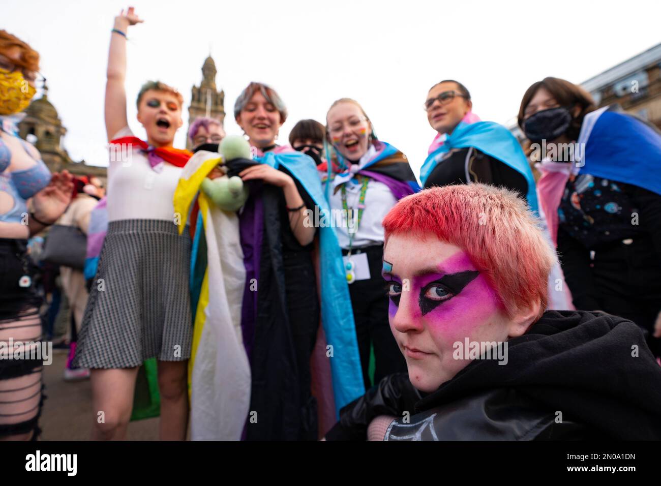 Glasgow, Schottland, Großbritannien. 5. Februar 2023 Protestteilnehmer für transsexuelle Rechte bei einer "Let Women Speak"-Kundgebung, organisiert von der "Stakeholder for Women"-Gruppe in George Square, Glasgow. Die Frauenrechtsbewegung unterstützt die britische Regierung bei der Anwendung einer Anordnung nach Section 35, um Schottlands jüngsten Gender Recognition Reform Bill zu blockieren. Credit Iain Masterton/Alamy Live News Stockfoto