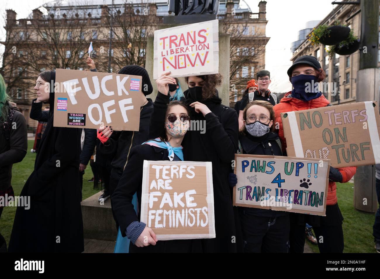 Glasgow, Schottland, Großbritannien. 5. Februar 2023 Protestteilnehmer für transsexuelle Rechte bei einer "Let Women Speak"-Kundgebung, organisiert von der "Stakeholder for Women"-Gruppe in George Square, Glasgow. Die Frauenrechtsbewegung unterstützt die britische Regierung bei der Anwendung einer Anordnung nach Section 35, um Schottlands jüngsten Gender Recognition Reform Bill zu blockieren. Credit Iain Masterton/Alamy Live News Stockfoto