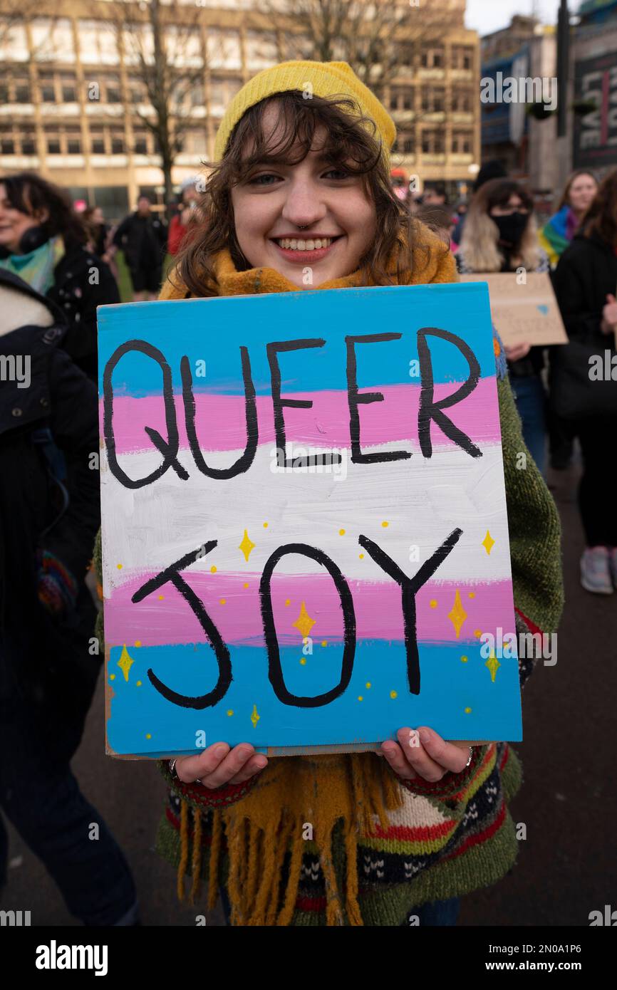 Glasgow, Schottland, Großbritannien. 5. Februar 2023 Protestteilnehmer für transsexuelle Rechte bei einer "Let Women Speak"-Kundgebung, organisiert von der "Stakeholder for Women"-Gruppe in George Square, Glasgow. Die Frauenrechtsbewegung unterstützt die britische Regierung bei der Anwendung einer Anordnung nach Section 35, um Schottlands jüngsten Gender Recognition Reform Bill zu blockieren. Credit Iain Masterton/Alamy Live News Stockfoto