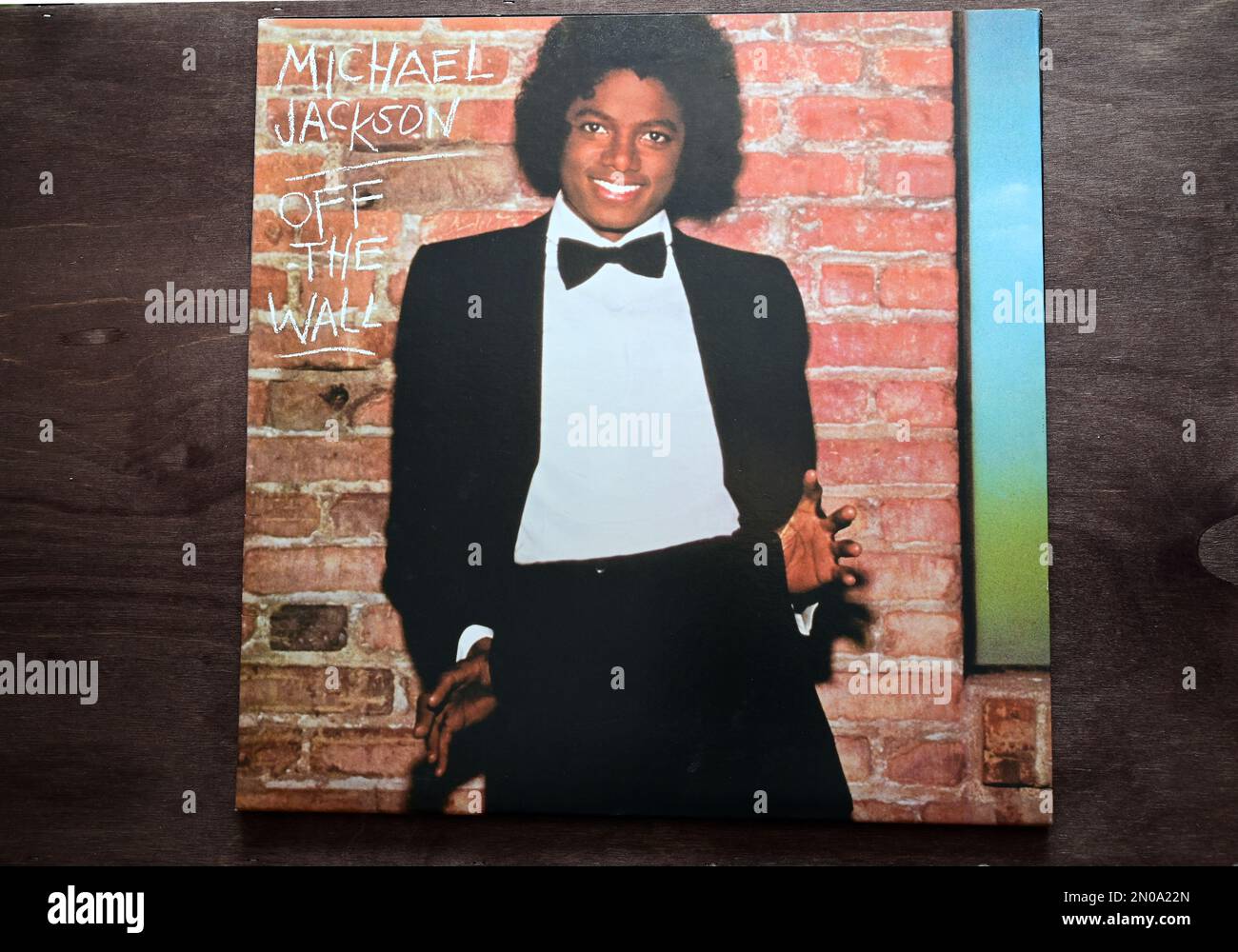 Lublin, Polen. 18. Januar 2023 Michael Jackson Off the Wall lange Spieldauer auf dunklem Holztisch Stockfoto