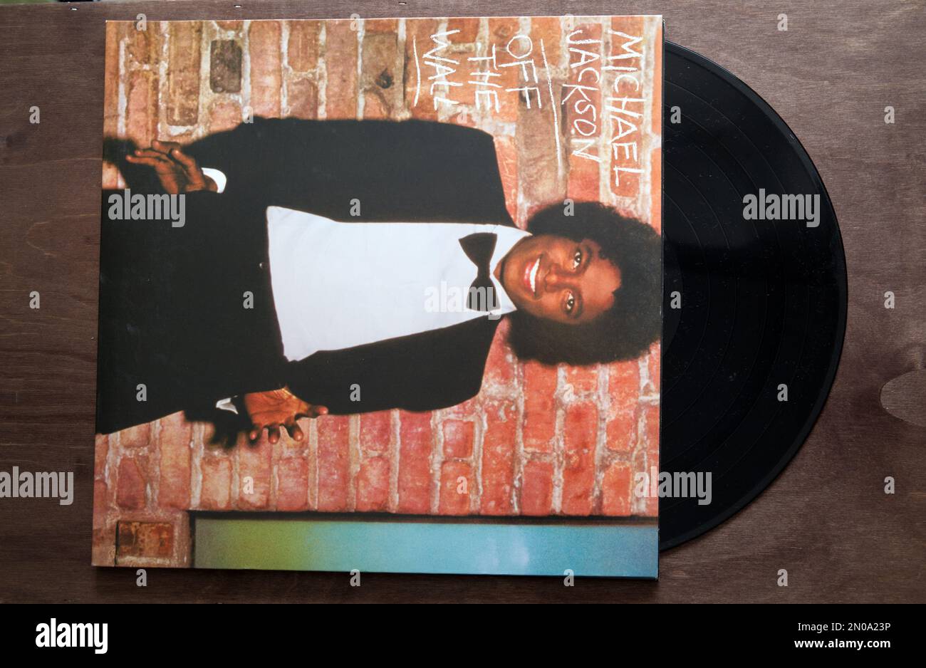 Lublin, Polen. 18. Januar 2023 Michael Jackson Off the Wall lange Spieldauer auf dunklem Holztisch Stockfoto