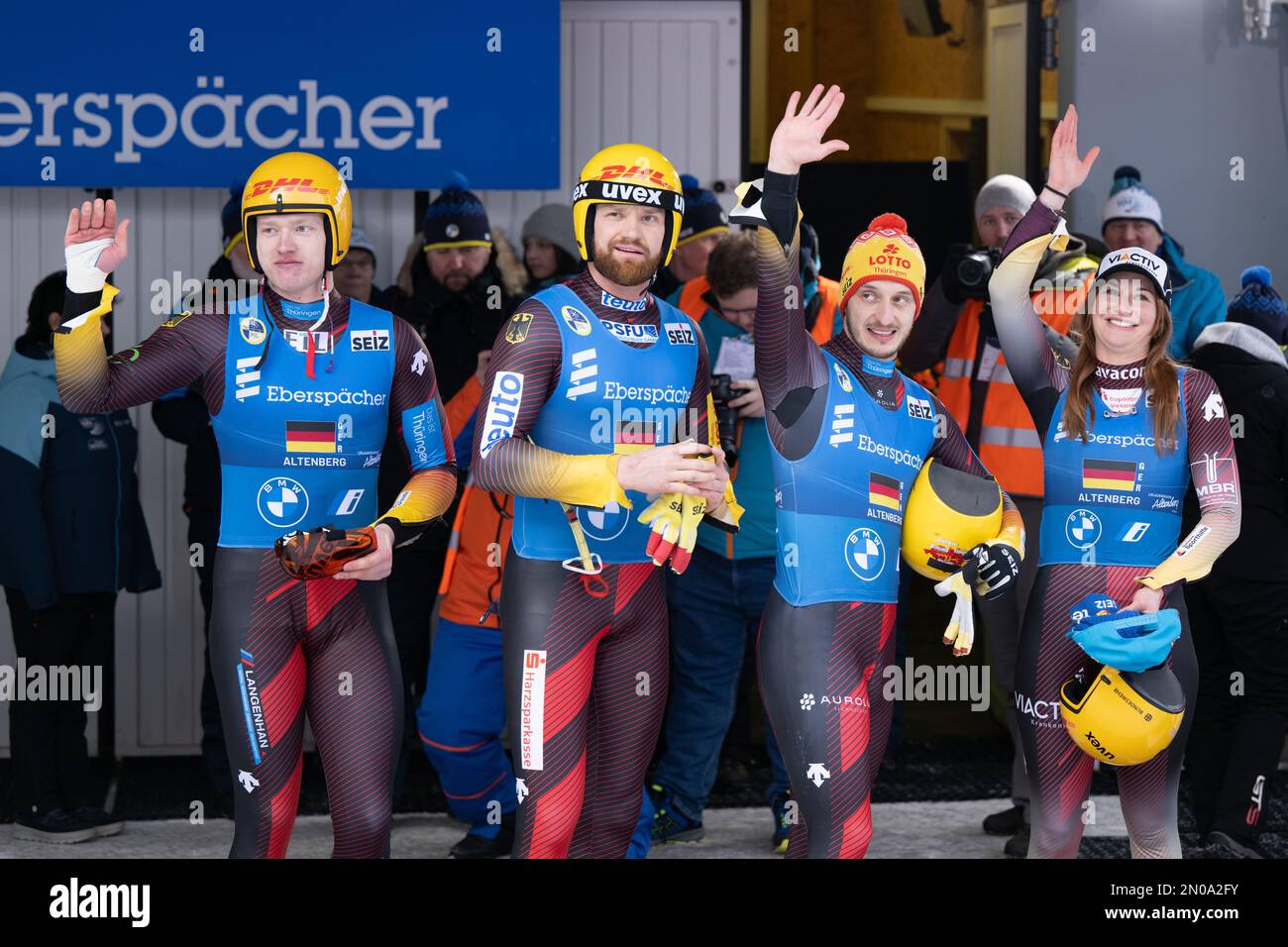 05. Februar 2023, Sachsen, Altenberg: Luge: Weltmeisterschaft, Team Relay. Max Langenhan (l-r), Toni Eggert, Sascha Benecken und Julia Taubitz aus Deutschland jubeln nach ihrem zweiten Platz. Foto: Sebastian Kahnert/dpa Stockfoto