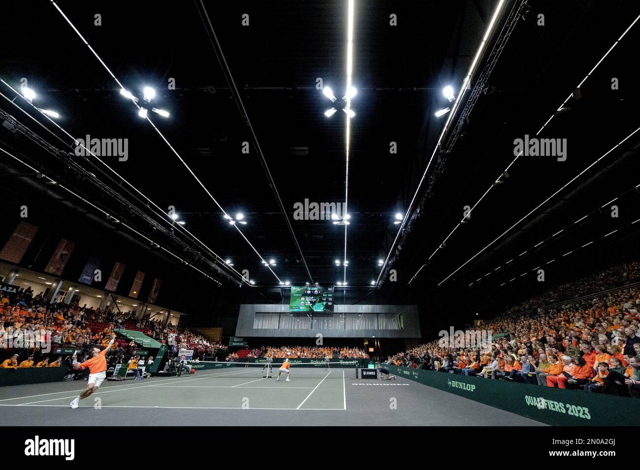 GRONINGEN - Ein voller Martiniplaza während der Qualifikationsrunde für die Davis Cup Finals. Der Gewinner qualifiziert sich für die Gruppenphase der Davis Cup Finals im September. AP-SCHLEIFGERÄT KING Stockfoto