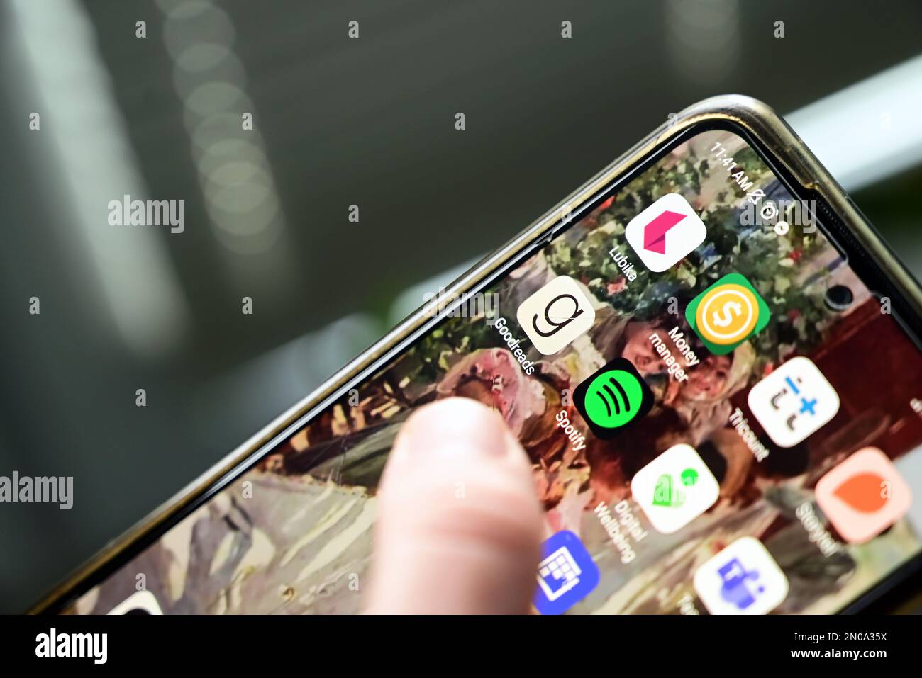 Lublin, Polen, 28. Januar 2023. Das Mädchen hält sein Handy mit goodreads und spotify Apps auf dem Bildschirm Stockfoto