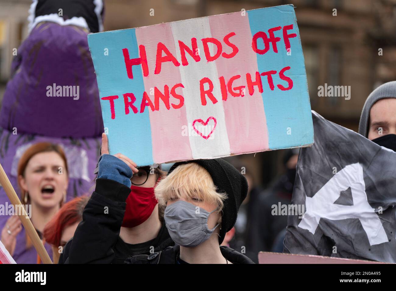 Glasgow, Schottland, Großbritannien. 5. Februar 2023 Protestteilnehmer für transsexuelle Rechte bei einer "Let Women Speak"-Kundgebung, organisiert von der "Stakeholder for Women"-Gruppe in George Square, Glasgow. Die Frauenrechtsbewegung unterstützt die britische Regierung bei der Anwendung einer Anordnung nach Section 35, um Schottlands jüngsten Gender Recognition Reform Bill zu blockieren. Credit Iain Masterton/Alamy Live News Stockfoto