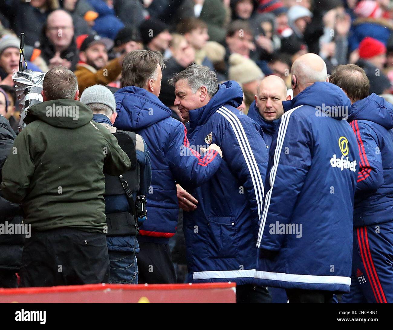 Sunderland's manager Sam Allardyce, center, passes Manchester United's manager Louis Van Gaal, center left, after the English Premier League soccer match between Sunderland and Manchester United at the Stadium of Light, Sunderland, England, Saturday, Feb. 13, 2016. (AP Photo/Scott Heppell) Stockfoto