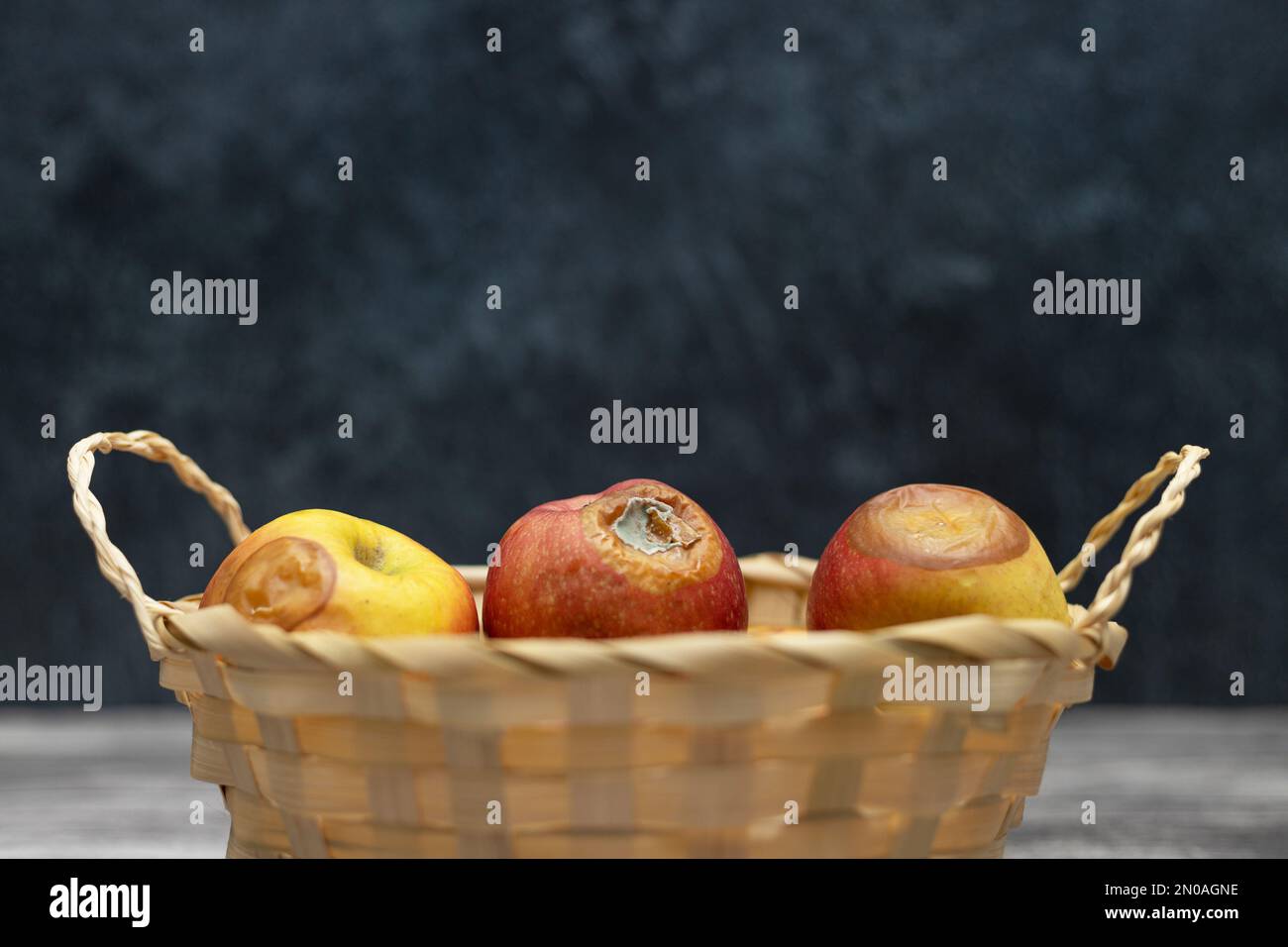 Faule Äpfel im Korb. Schlechter Erntehungern Stockfoto