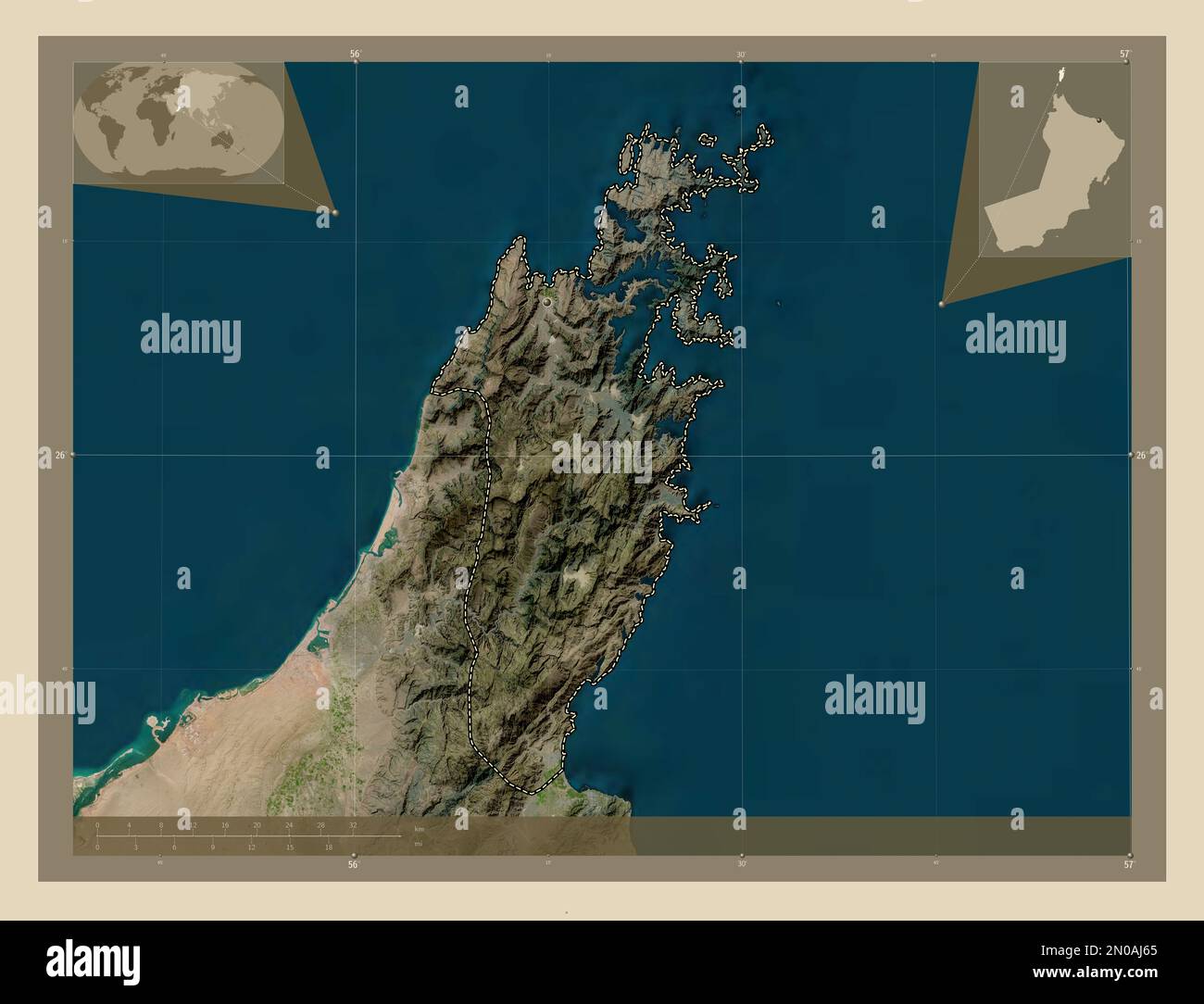 Musandam, Provinz Oman. Hochauflösende Satellitenkarte. Standorte der wichtigsten Städte der Region. Eckkarten für zusätzliche Standorte Stockfoto