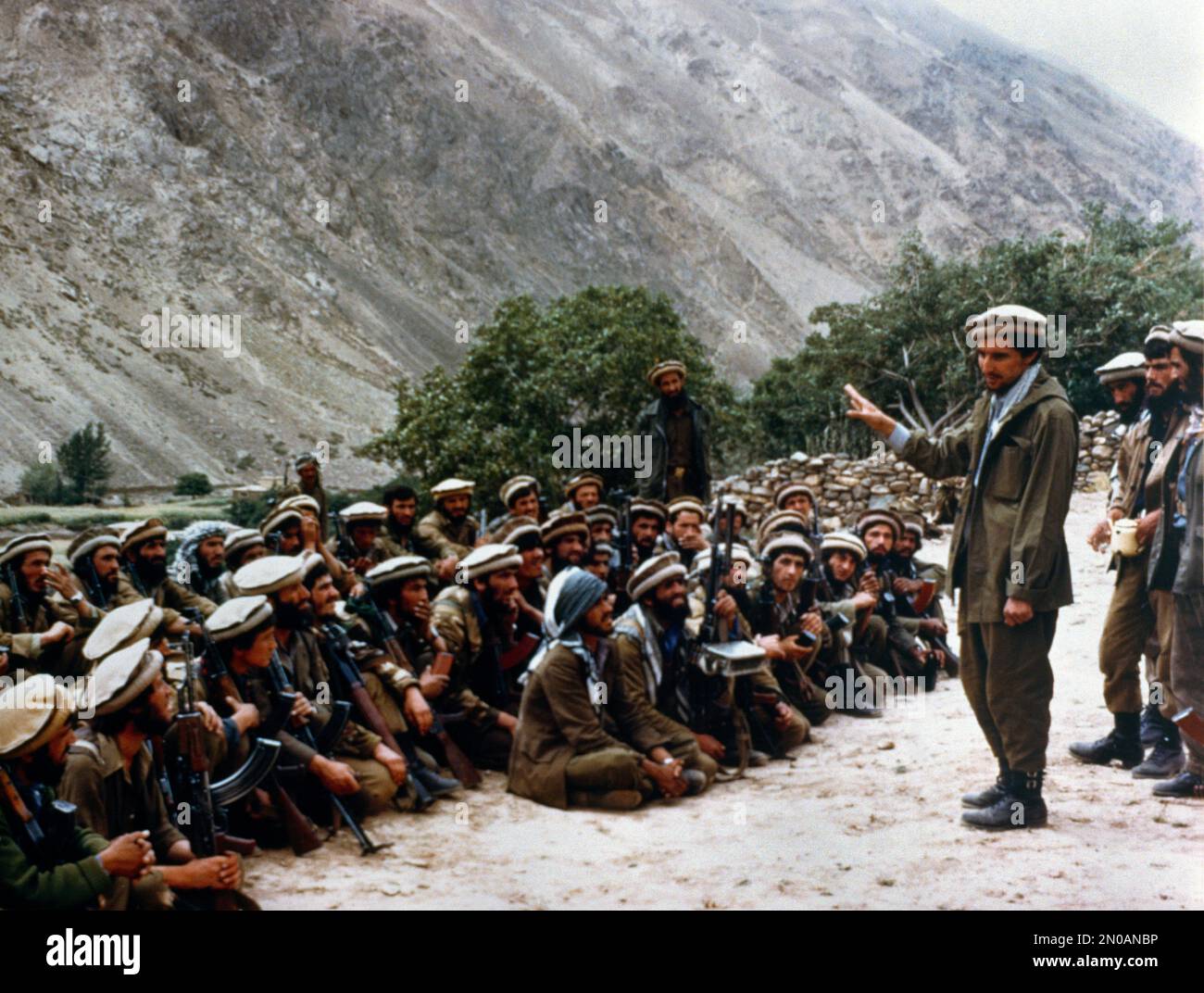 Panjshir-Tal, Afghanistan Ahmed Shah Massoud, Politiker und Guerilla-Befehlshaber, erörterten militärische Taktiken mit den Mujhideen-Rebellen während des sowjetisch-afghanischen Krieges 1979-1989 Stockfoto