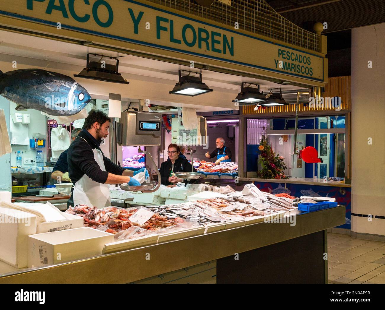 Alicante, Spanien - 2. Februar 2023: Fischhändler und Marktstand mit frischen Meeresfrüchten in der Markthalle von Alicante Stockfoto