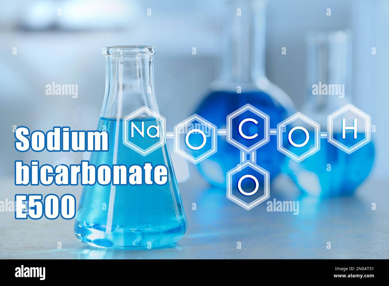 Text Natriumbicarbonat E500 mit Natronlauge und Laborglaswaren auf dem Hintergrund Stockfoto