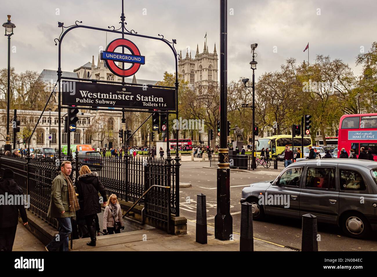 London, UK, 07. Dezember 2013: Verkehr an Westminster Station, Westminster Abbey im Hintergrund. Stockfoto