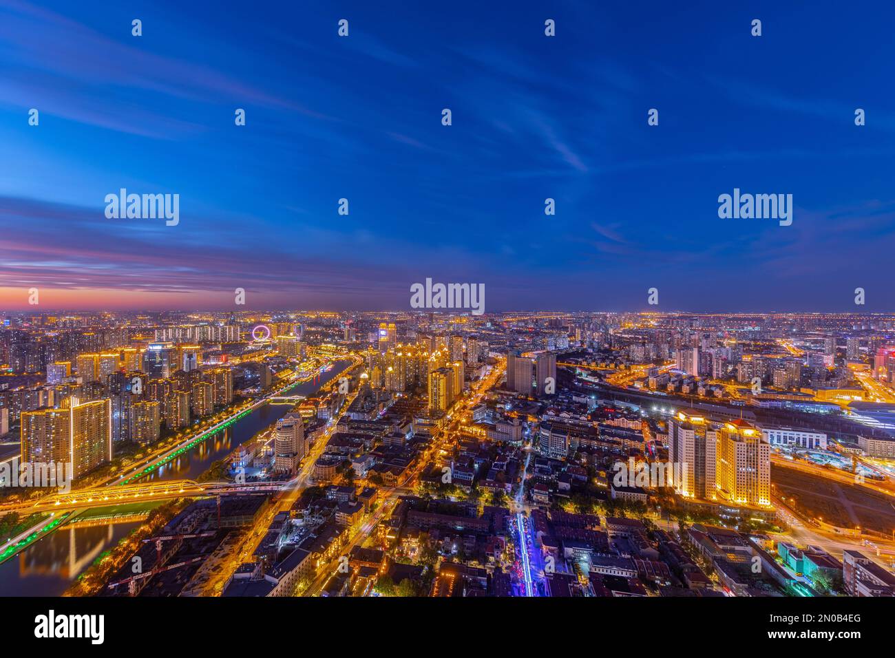 Sonnenuntergang an der Tianjin haihe-Flussküste bei Nacht Stockfoto