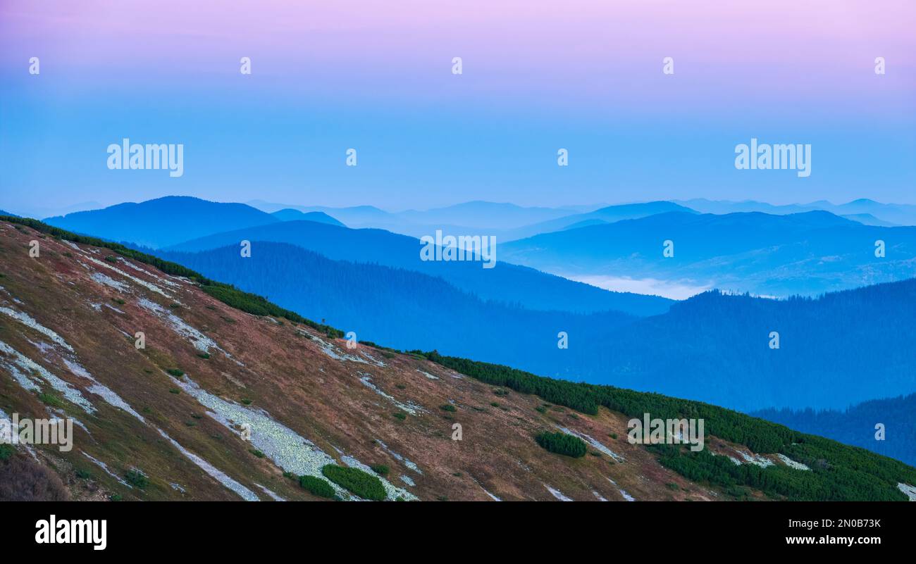 Kopfzeile bei Sonnenuntergang in den Rosa Bergen. Ruhige Berglandschaft Stockfoto