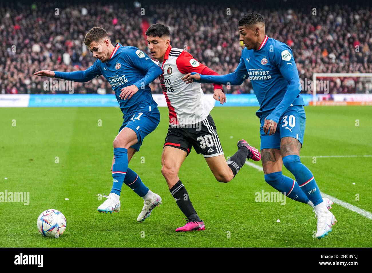 Rotterdam - Thorgan Hazard von PSV Eindhoven, Ezequiel Bullaude von Feyenoord, Patrick van Aanholt von PSV Eindhoven während des Spiels zwischen Feyenoord und PSV Eindhoven im Stadion Feijenoord De Kuip am 5. Februar 2023 in Rotterdam, Niederlande. (Box zu Box Pictures/Yannick Verhoeven) Stockfoto