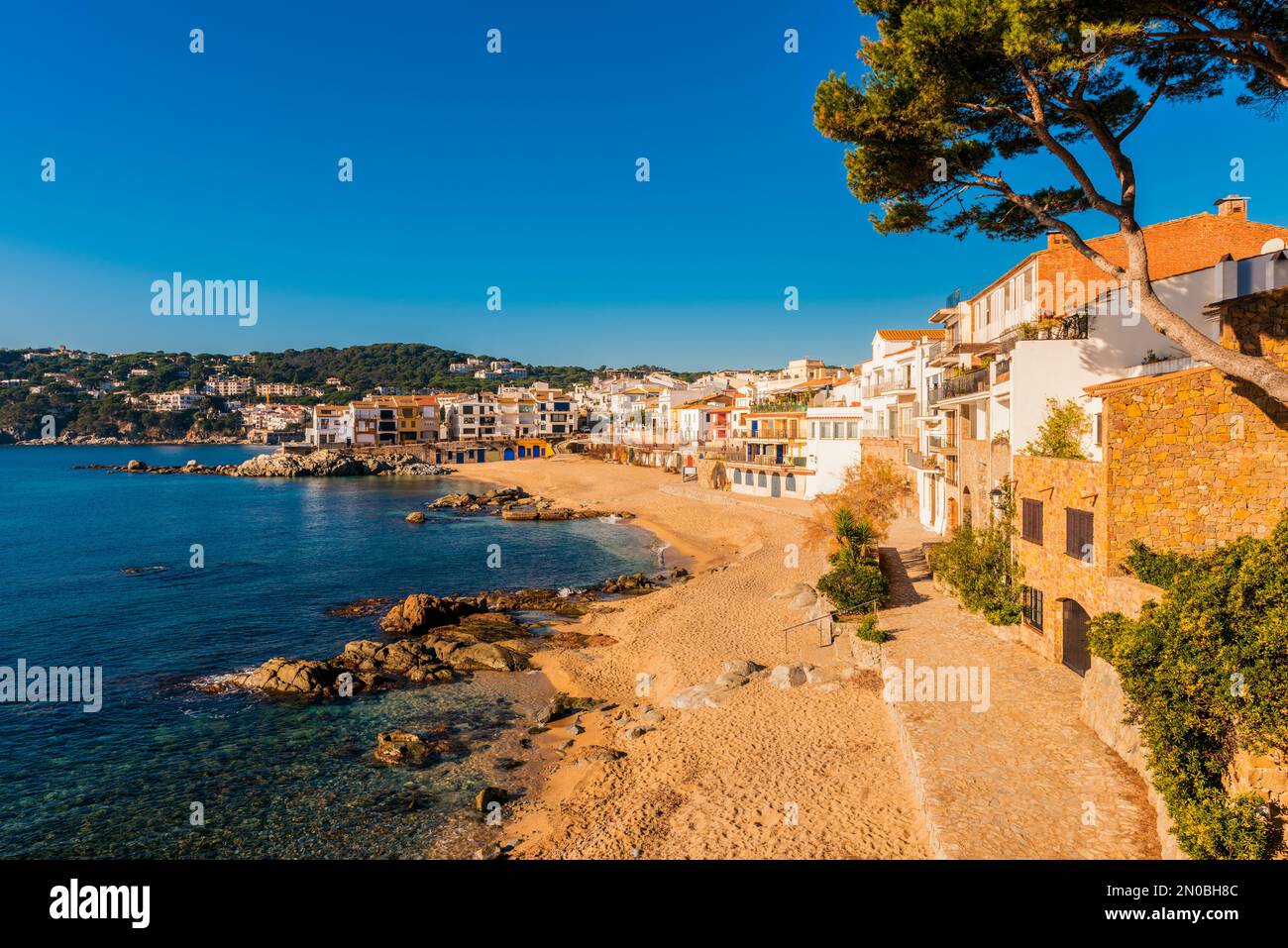 Strand und Küste von Calella de Palafrugell in Katalonien, Spanien Stockfoto