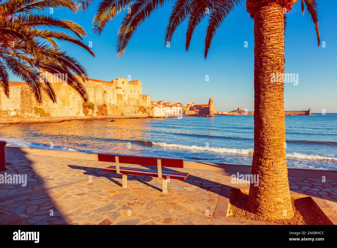 Blick auf Collioure, ein Küstendorf im Südwesten Frankreichs, nahe der Stadt Perpignan und nahe der Grenze zu Spanien. Stockfoto