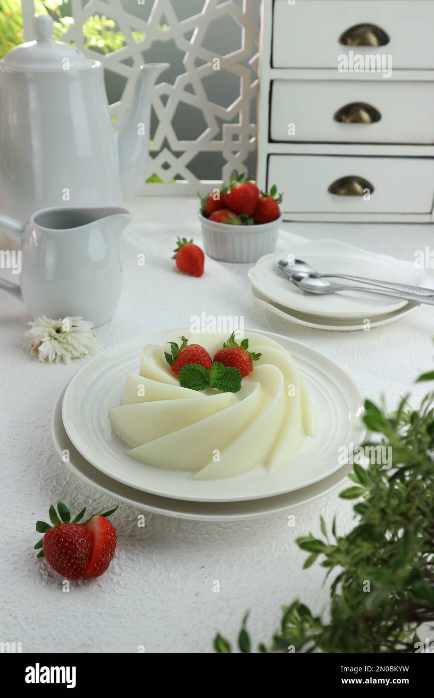 Weißer Pudding mit Erdbeer-Belag Stockfoto
