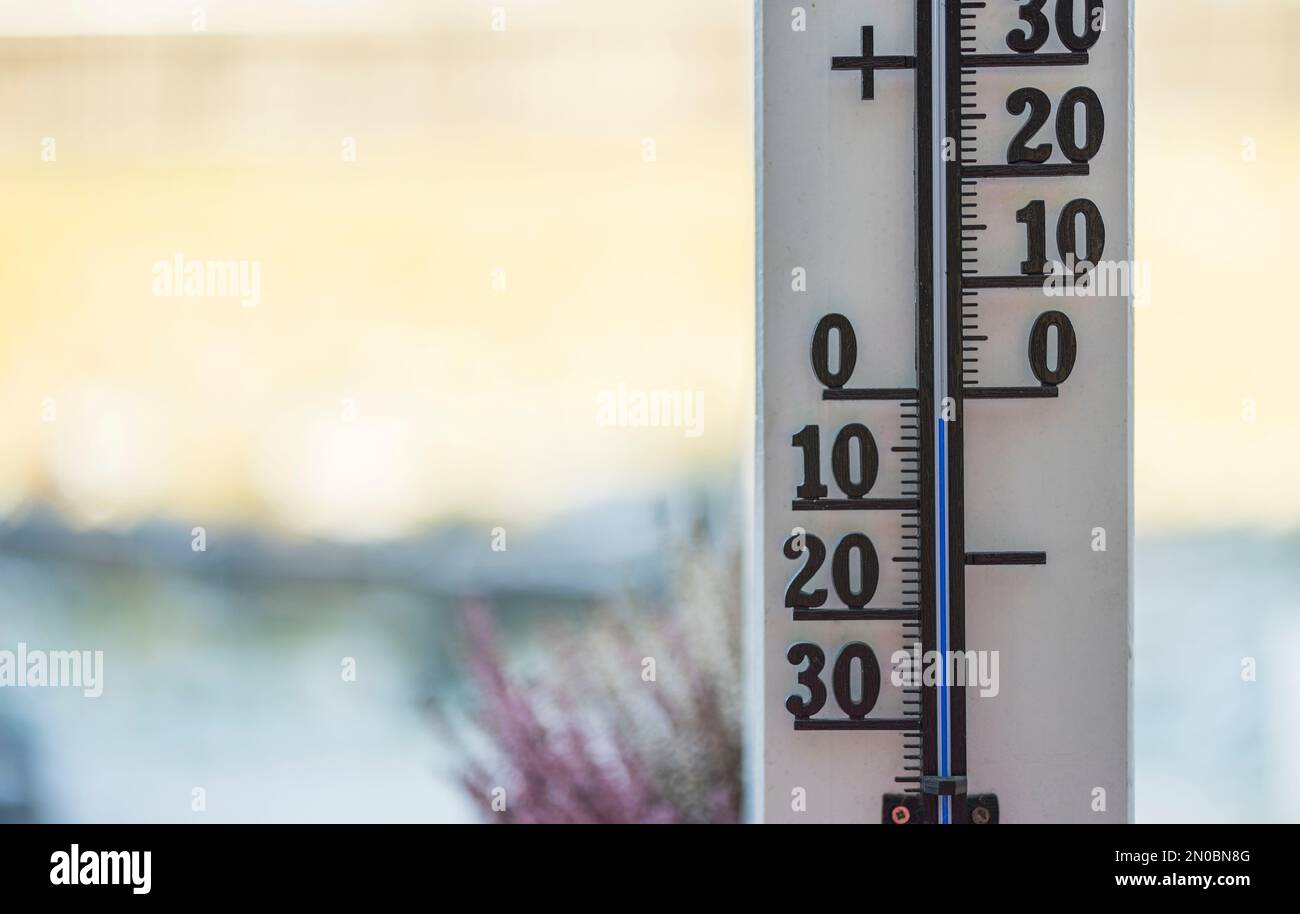 Nahaufnahme des Temperaturthermometers auf unscharfem Hintergrund. Stockfoto