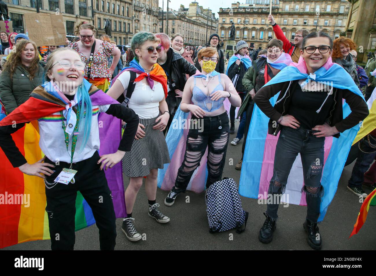 Glasgow, Großbritannien. 5. Februar 2023. Mehrere hundert Menschen kamen am George Square in Glasgow zum Protest gegen die Aushöhlung der Frauenrechte und gegen das von der schottischen Regierung verabschiedete Gesetz zur Anerkennung der Geschlechter, das es Männern ermöglicht, sich selbst als Frau zu identifizieren. Gleichzeitig gab es auch eine Gegendemonstration der Pro-Trans-Gruppen, auch auf dem George Square. Die beiden Gruppen wurden von einer überwachten „No-Go-Zone“ getrennt. Die Bilder zeigen Pro-Transgender-Aktivisten bei der Demonstration. Kredit: Findlay/Alamy Live News Stockfoto